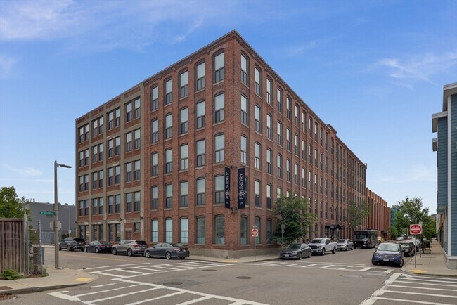 Foto del edificio - 320 W 2nd St