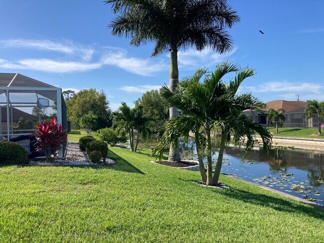 Foto del edificio - Short term FULLY FURNISHED vacation rental ,3/2 Pool Home on canal