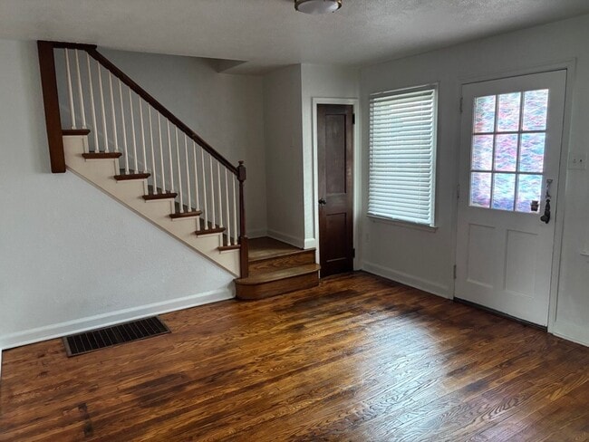 Building Photo - House for rent in York City!