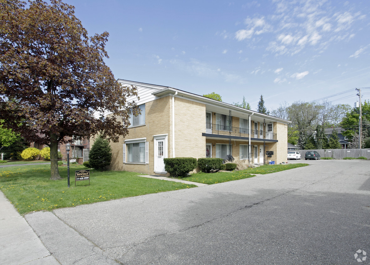 Primary Photo - Provincial Manor Apartments