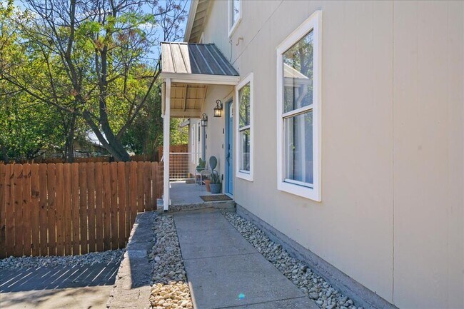 Foto del edificio - 3107 E 13th St