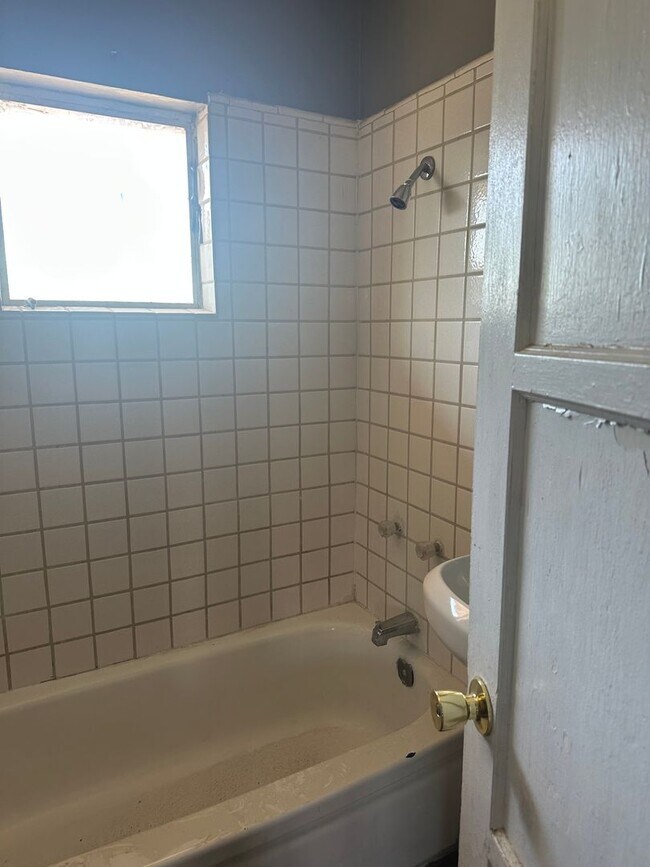 Foto del edificio - One-Bedroom Apartment – $900/Month