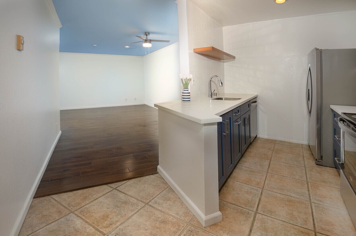 Cute remodeled - kitchen all new appliances - 640 The Village
