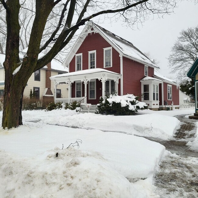 Foto del edificio - BEAUTIFUL 4 BEDROOM HOME NEAR DOWNTOWN CADILLAC