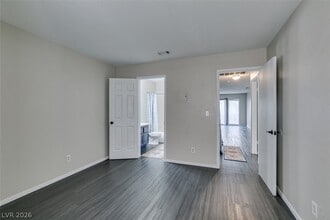 Building Photo - 810 N Sloan Ln