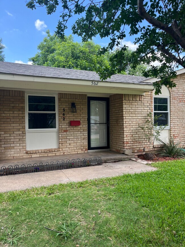 Foto del edificio - 562 W Ferndale Ln