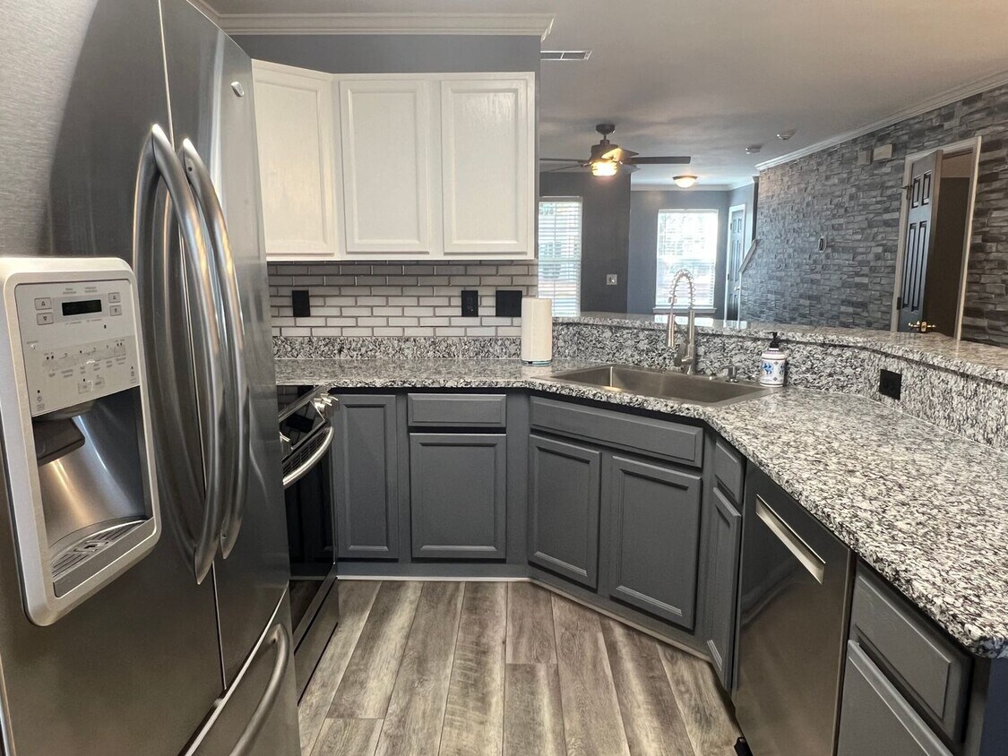 Primary Photo - New to Rental Market! Unfurnished 2 BR Tow...