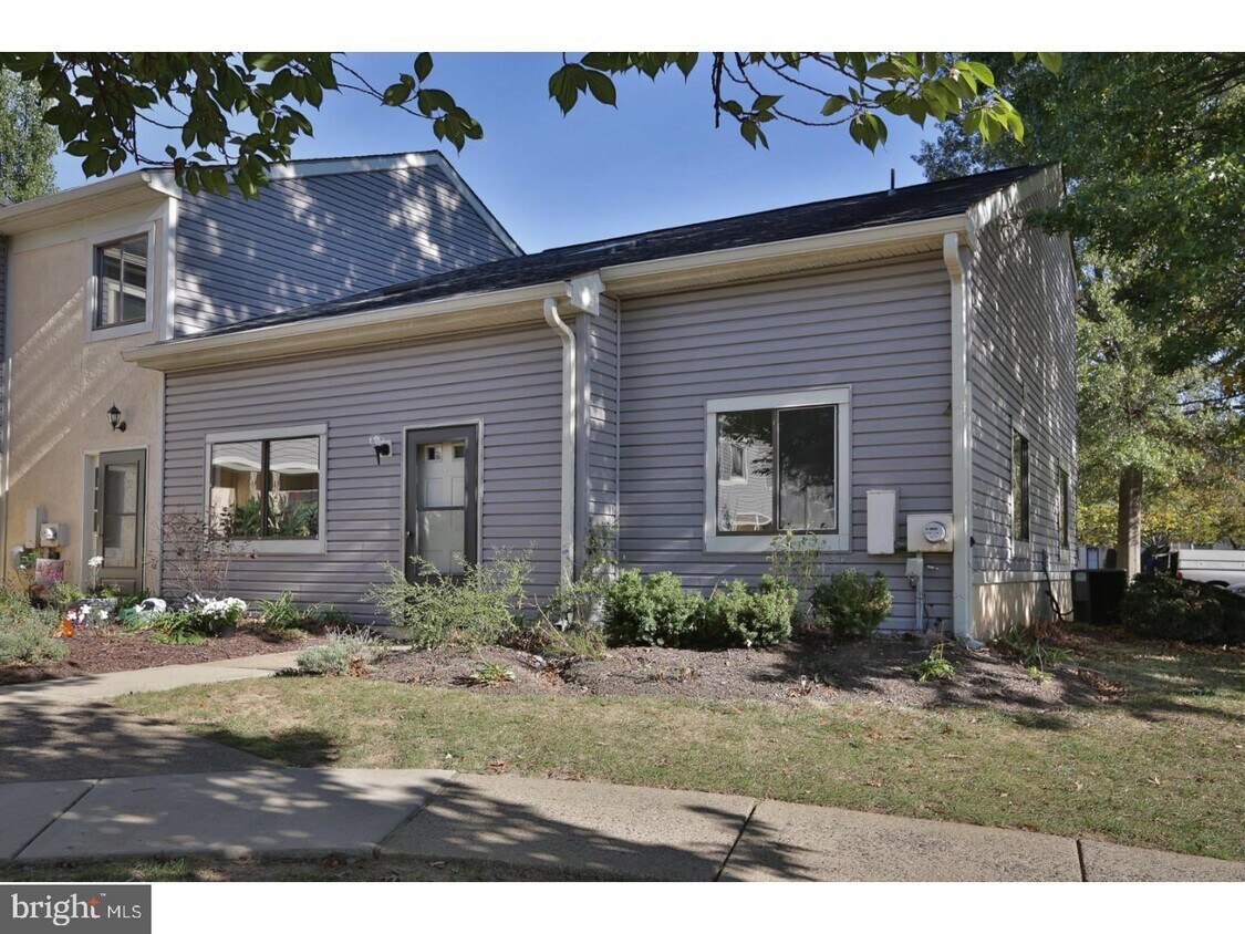 Primary Photo - 33 Ember Ln