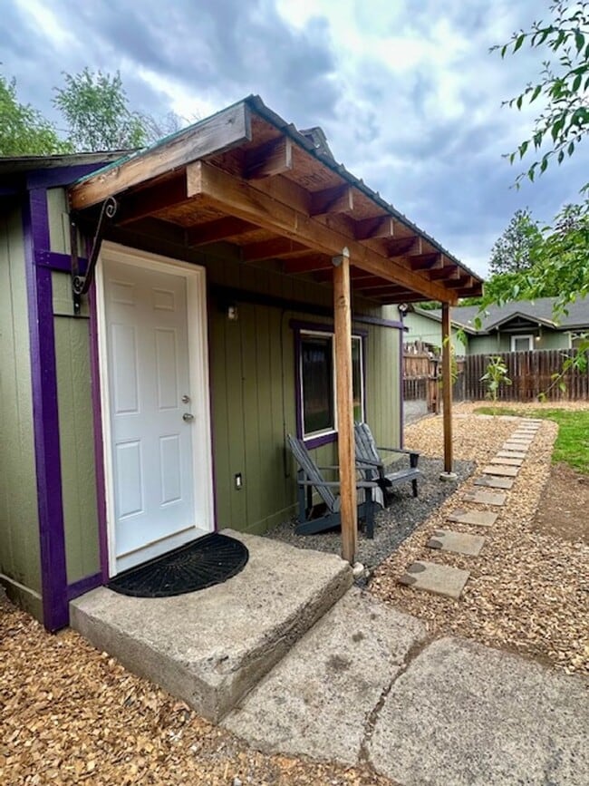 Building Photo - Great one bedroom unit in mid-town!  A mus...