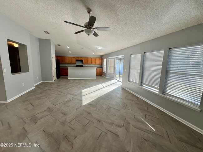 Foto del edificio - 11690 Brian Lakes Dr N