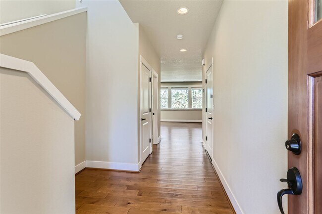 Foto del edificio - Charming Home Backing to Beaverton Creek N...