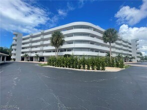 Building Photo - 12945 Vanderbilt Dr