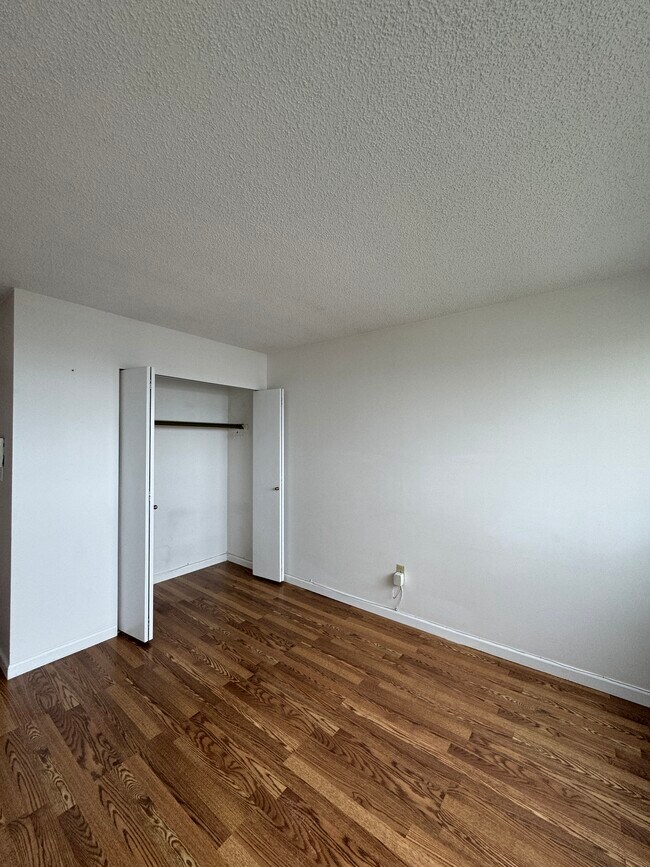 Building Photo - 1048 King Albert Av