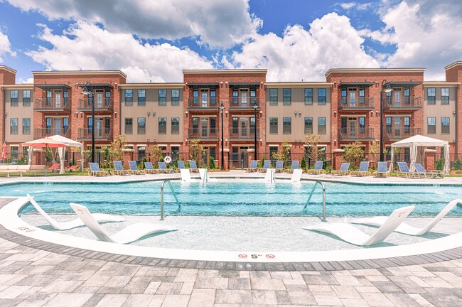 Piscina y terraza estilo resort - Argento at Oakland Springs Apartments