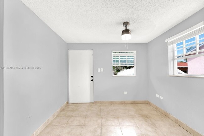 Foto del edificio - 951 W 30th St