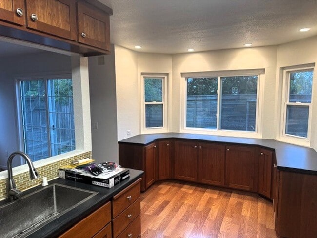 Building Photo - Beautifully Refreshed Home in a Family Nei...