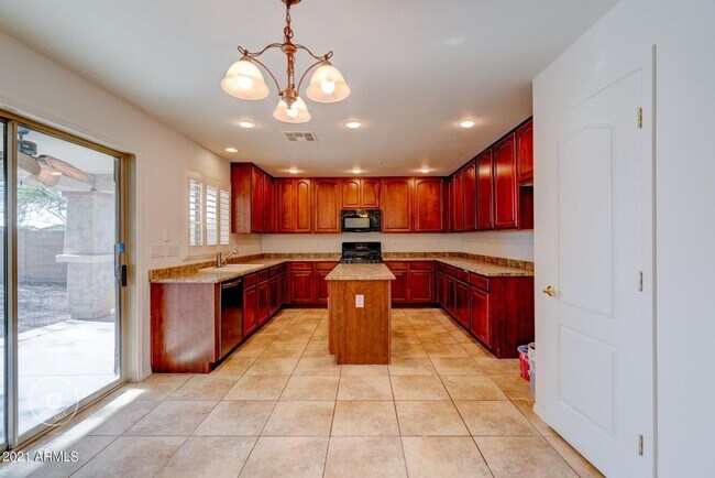 Foto del edificio - Gorgeous 4 Bed 3 Bath 3 Car home in Peoria with community Pool