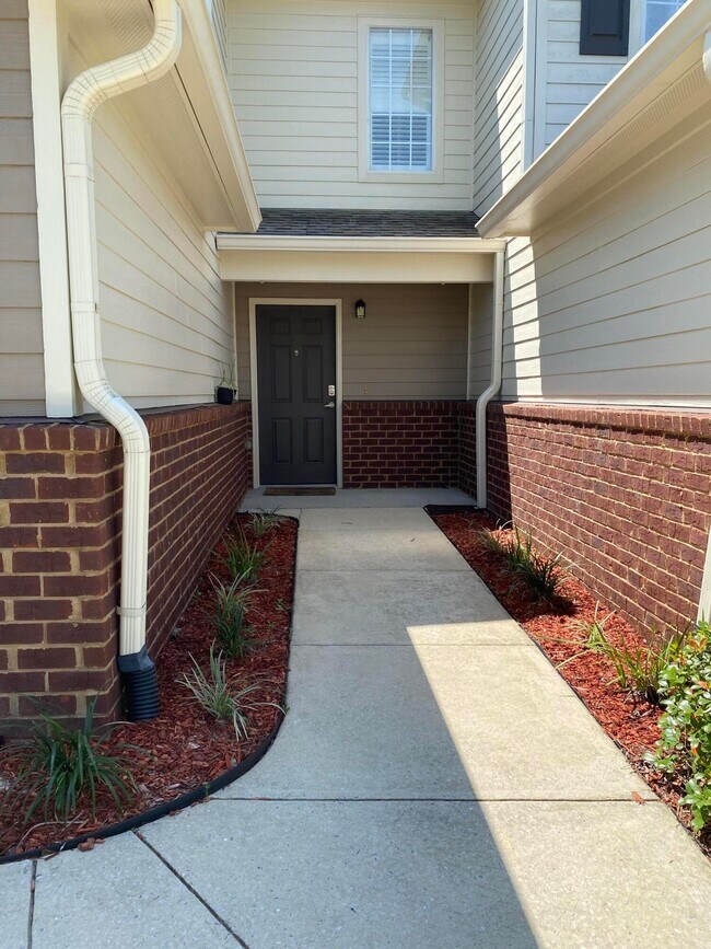 Building Photo - 718 Majestic Dr