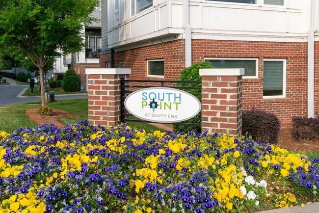 Building Photo - Beautiful Modern Townhome in South End Available 5/1!