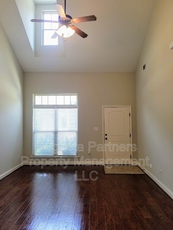 Building Photo - 3017 Pointewest Dr