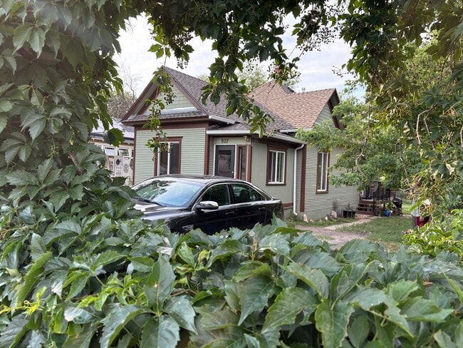 Building Photo - 927 E Costilla St