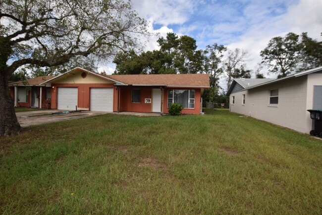 Building Photo - 2 Bedroom 1 Bath Duplex with a one car gar...