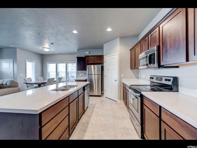Building Photo - *** PRICE REDUCED *** Spacious 3 Bedroom T...