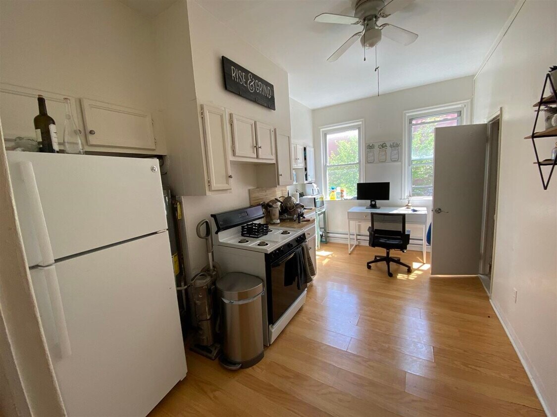 Foto principal - 323 Grand St