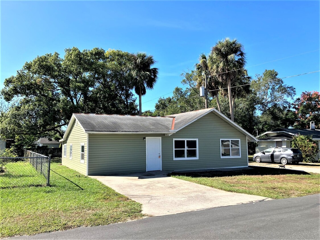 Foto principal - Charming 3BR/1BA Zephyrhills Home