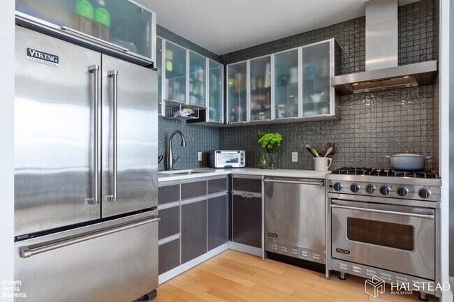 Building Photo - 10-50-50 Jackson Ave