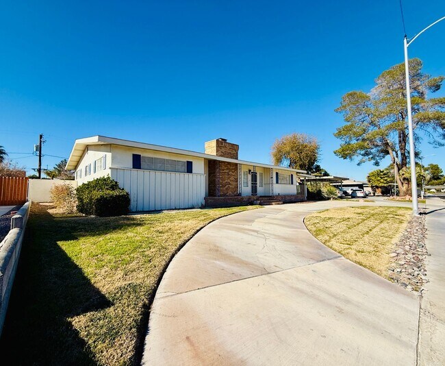 Building Photo - Classic McNeil Estates Ranch-style home-ALL UTILITIES, POOL AND LANDSCAPING INCLUDED WITH RENT!