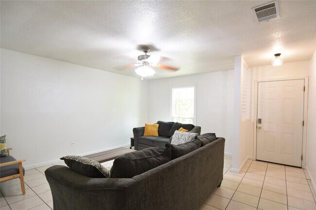 Foto del edificio - 5700 Encinal Cove