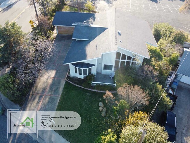 Foto del edificio - Larger West Redding Home, Landscaping Incl...