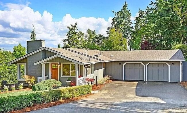 Building Photo - Beautiful, recently remodeled 4 bedroom, 3...