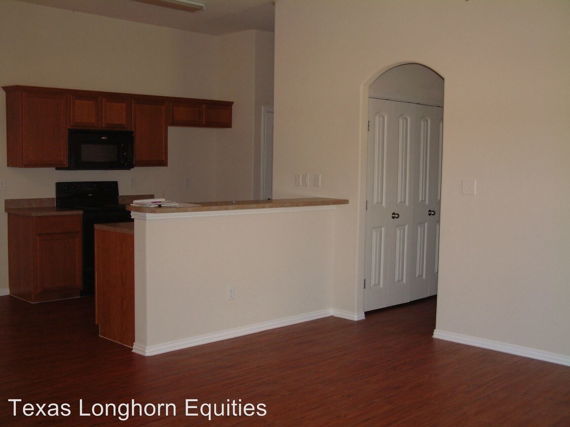 Building Photo - 933 Sylvia St