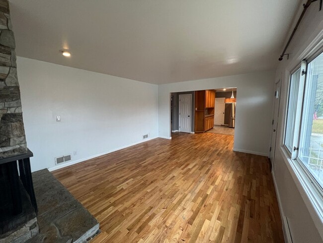 Building Photo - Spacious 4 Bedroom, 2 Bathroom Home on the...