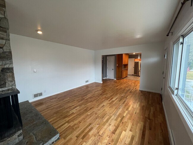 Foto del edificio - Spacious 4 Bedroom, 2 Bathroom Home on the...