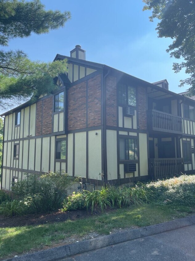 Primary Photo - 32 Rollingwood Dr