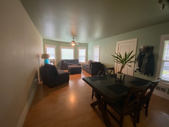 Foto del edificio - 2410 Michigan St.