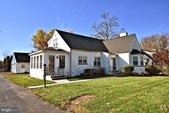 Building Photo - 14 Oakdale Ave