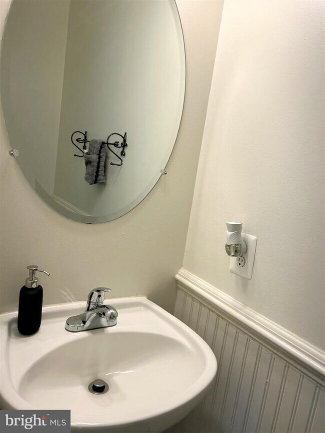 Foto del edificio - 8521 Bertsky Ln