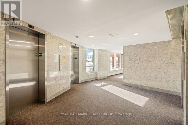 Building Photo - 915 Elmsmere Rd