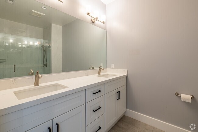 3 habitaciones, 2 baños - 1370 pies cuadrados - Baño principal - 520 El Camino Real