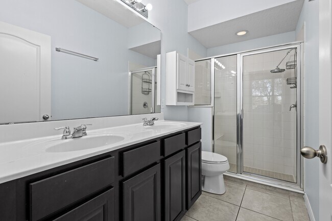 Foto del edificio - 11408 Center Lake Dr