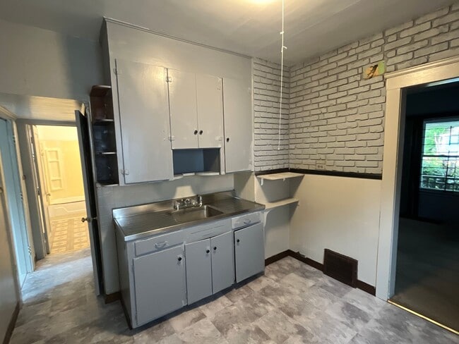 Building Photo - Cleveland East Side 2 Bedroom Single