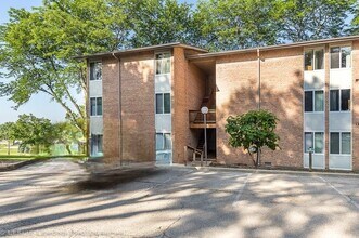 Building Photo - 5811 Oakwood Dr