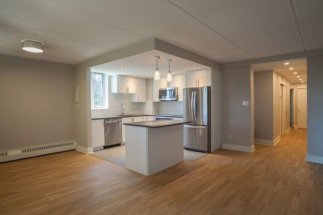 Building Photo - 4800 Maisonneuve Blvd W