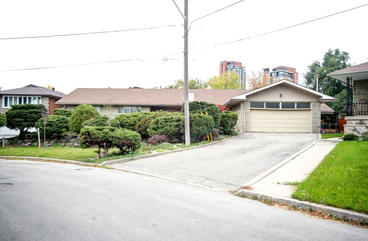 Primary Photo - 16 Carousel Ct