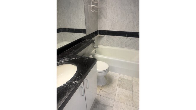Foto del edificio - 150-156 W 56th St
