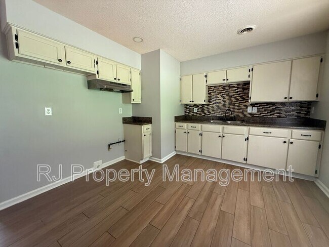 Foto del edificio - 4200 Clydesdale Dr